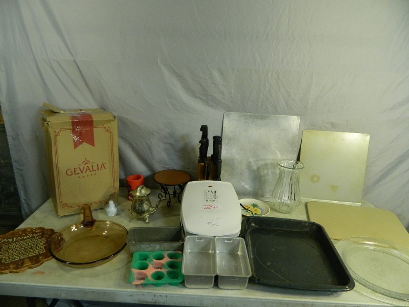 lot 71 image: Pampered Chef Cutting Board and More