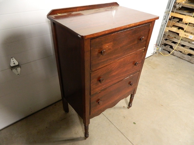 lot 99 image: 3 Drawer Dresser