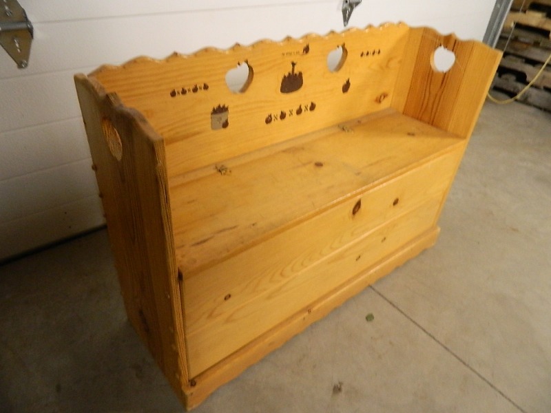 lot 103 image: Cute Little Bench with Storage