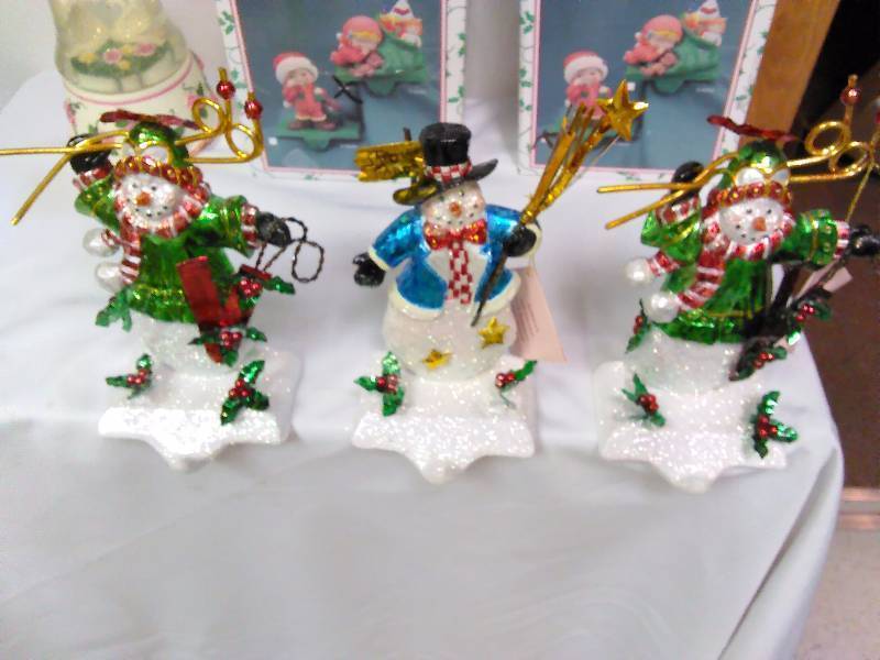 lot 284 image: Assorted Christmas Dcor (9) Snowmen (3) Metal Wall Art (2) Elf Figurines (3) Bell music box