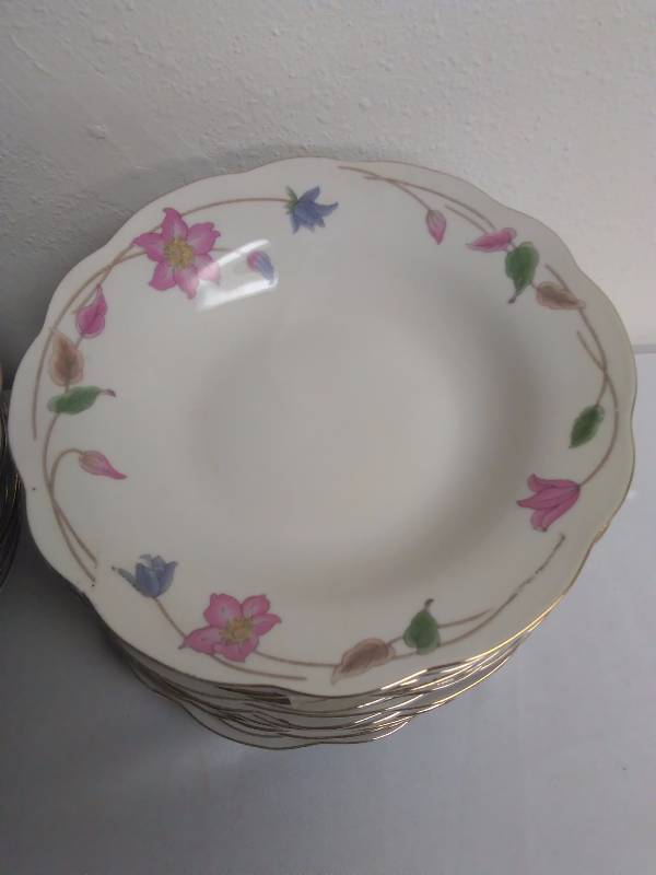lot 294 image: Vintage Shabby Chic 8 Bowls (30)