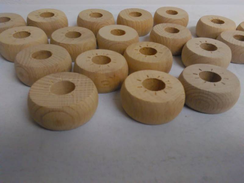 lot 320 image: Wooden CraftProject Donuts (550)  See pictures for full Detail, 1 34 (58 Center)