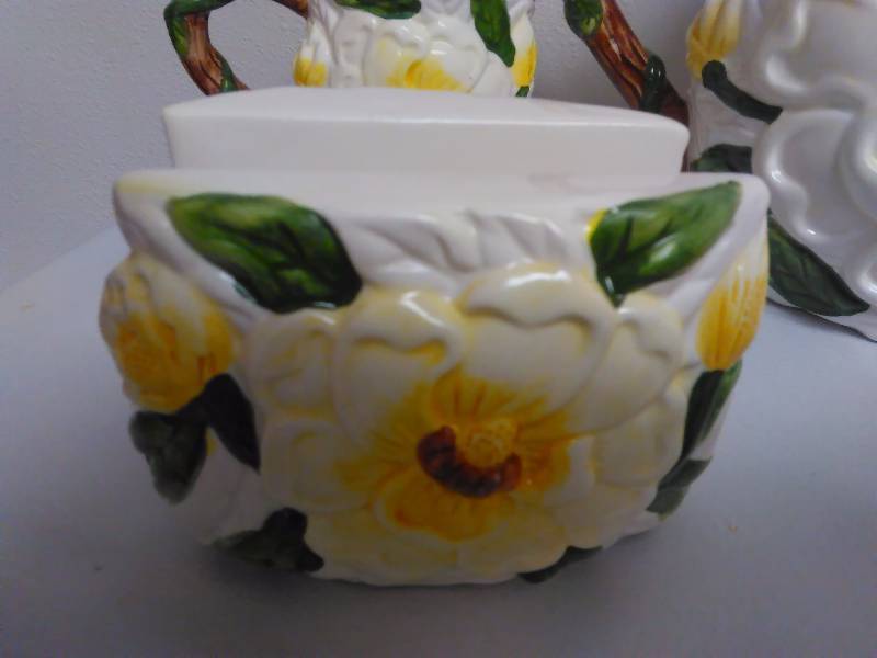 lot 532 image: Ceramic White Flower Set (7)  Tea Pot, Beverage Pitcher, SP Shaker, CreamerSugar with lid and Napkin Holder