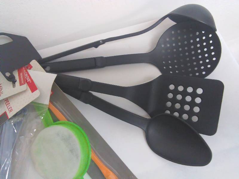 lot 94 image: Kitchen Utensils (9)