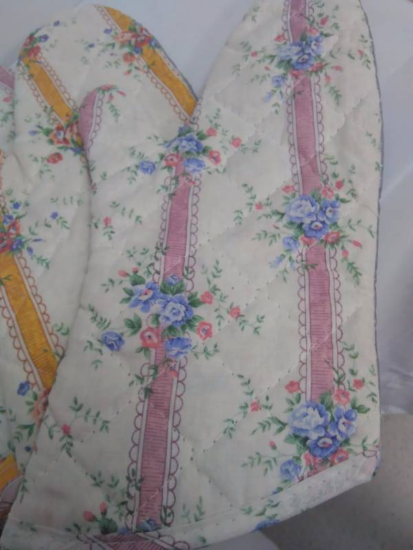 lot 97 image: Oven Mitt (6)