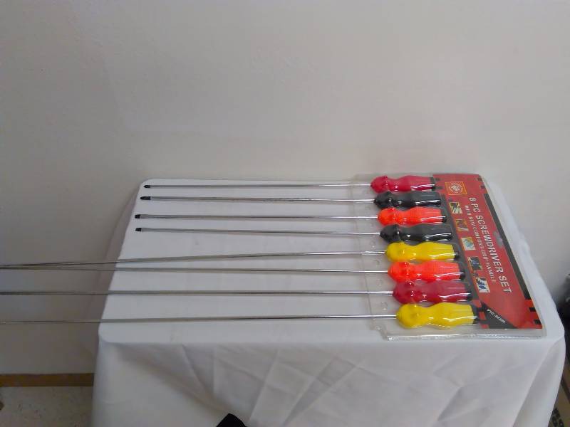 lot 43 image: 8 Piece Screwdriver Set, long Handle 15 and 26 inches