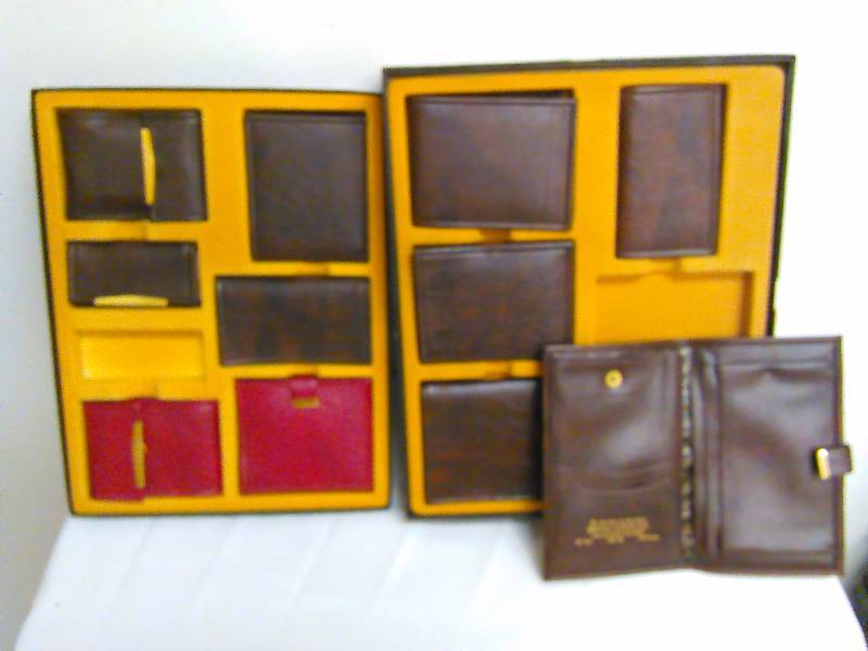 lot 82 image: Brown and Bigelow wallet, note holder, key holder, credit card holder and more (11)