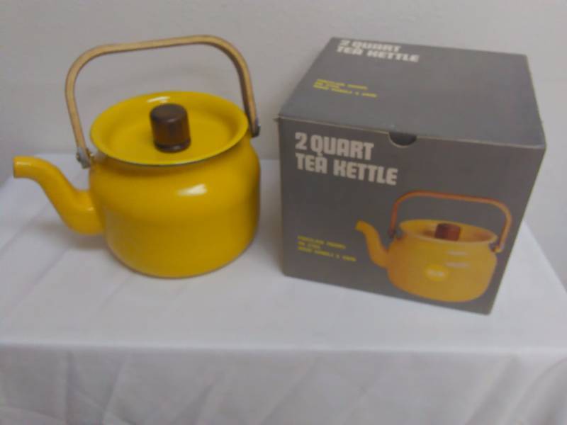 lot 126 image: 2 Quart Tea Kettle, Porcelain Enamel on steel, yellow