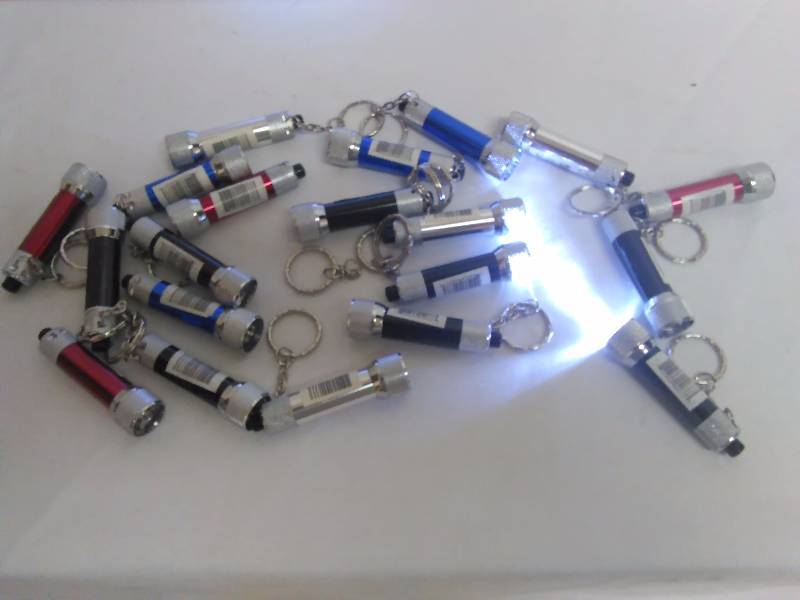 lot 184 image: 5 LED Mini Flashlight (20), batteries included, working