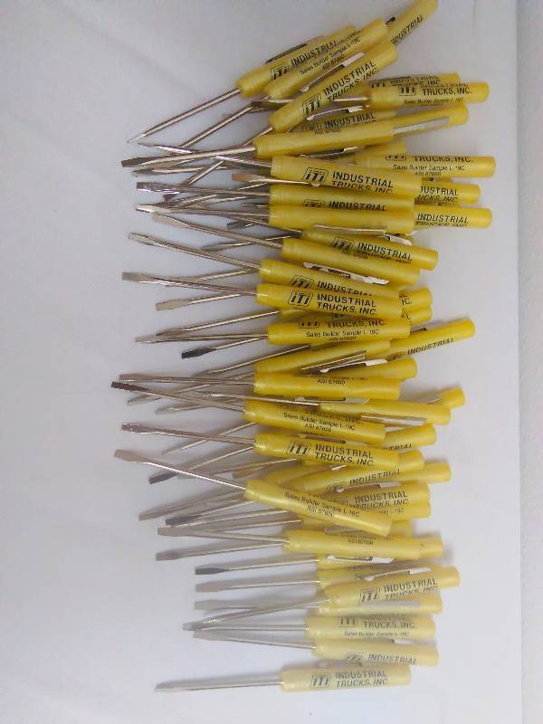 lot 145 image: Pocket Screwdriver, straight end (Qty. 50)
