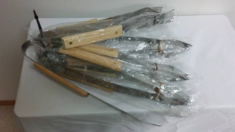 lot 212 image: BQ Tongs (6)