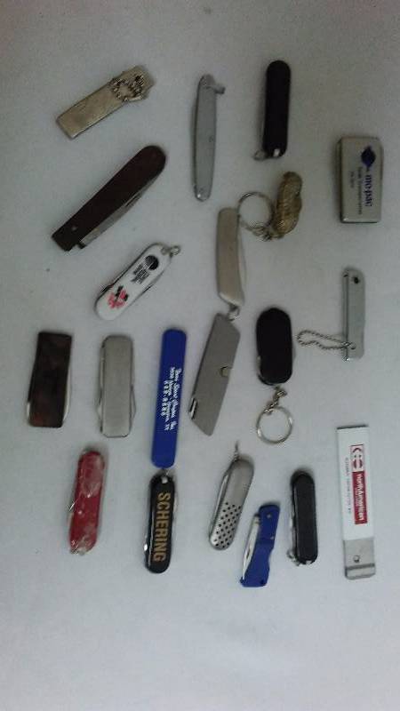 lot 230 image: Pocket Sized knife variety (20)