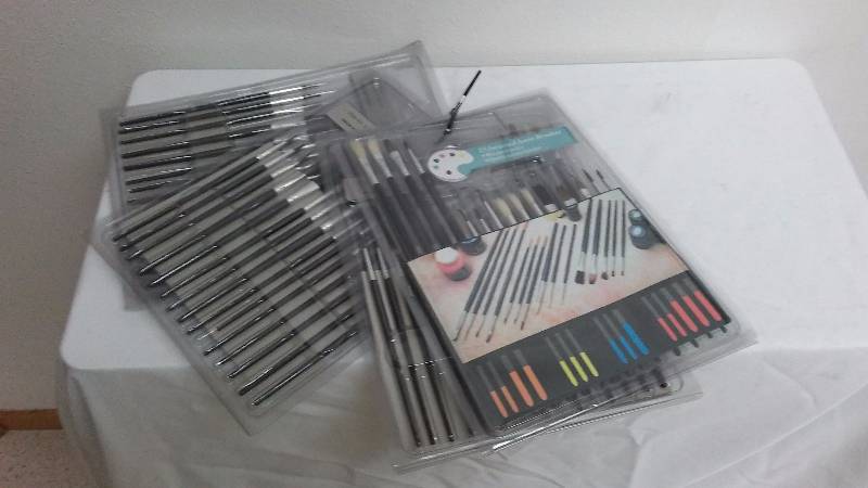 lot 261 image: 15 pc Assorted Brushes (4 pkgs)