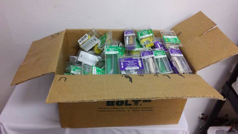 lot 622 image: Hollow Core Wall plugs and Screws, Variety (100 pkgs.) Concrete, wood and more