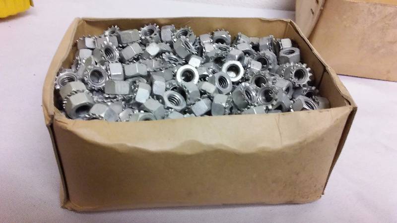 lot 624 image: 516 Nuts (500)