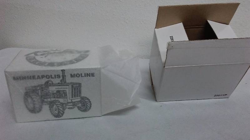 lot 626 image: NEW OLD STOCK - Minneapolis Moline G1050 Tractor, replica exclusive 1995, by ERTL
