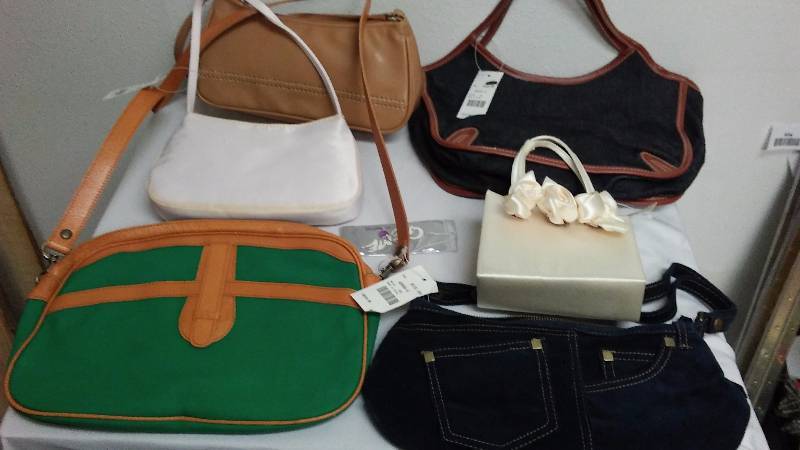 lot 643 image: Assortment of Vintage Purses (6)