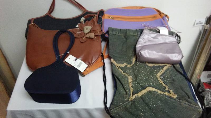 lot 645 image: Assortment of Vintage Purses (6)