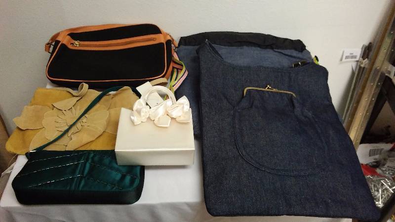 lot 646 image: Assortment of Vintage Purses (6)