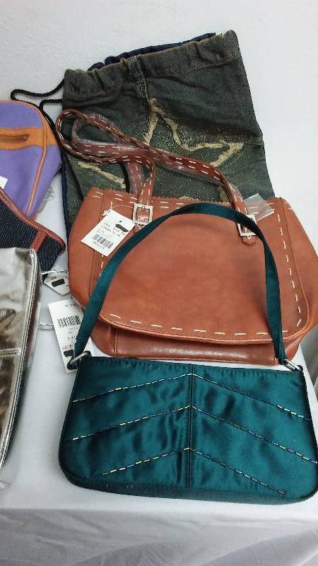 lot 647 image: Assortment of Vintage Purses (6)
