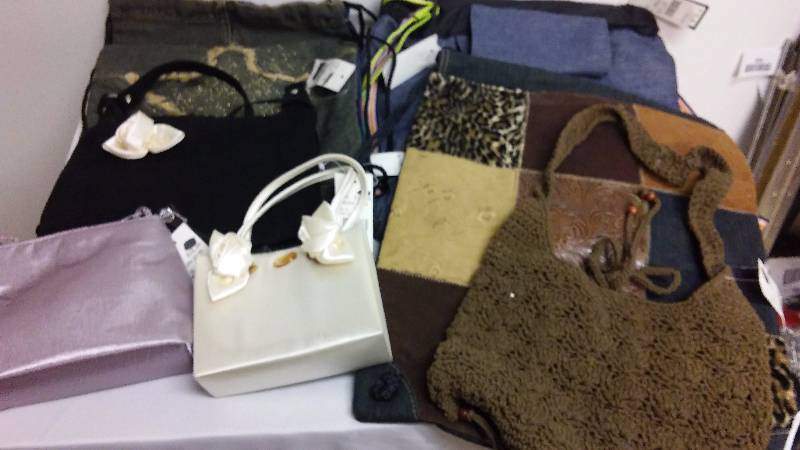 lot 648 image: Assortment of Vintage Purses (6)