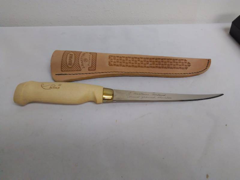 lot 480 image: Rapala 6 in. Blade, Wood Handle with leather case, Hand Ground Stainless