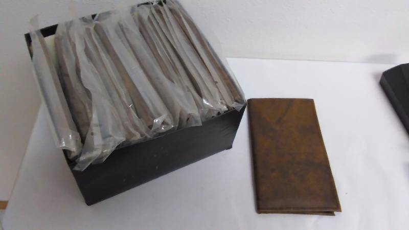 lot 495 image: Mens Pocket Billfold (18) leather and plastic