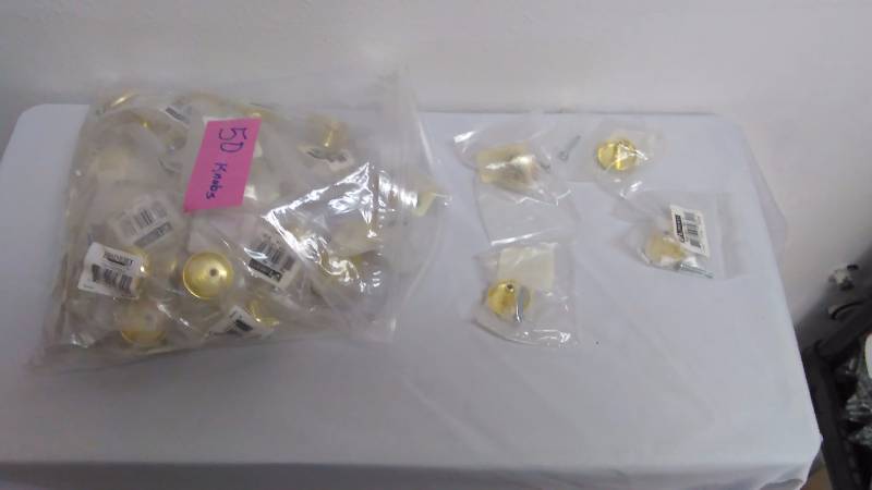 lot 507 image: Knobs Gold Tone, 1  Diameter (50)