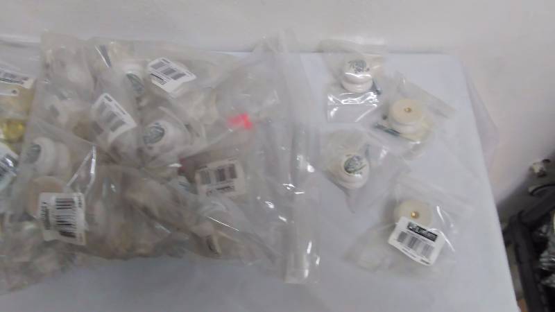 lot 508 image: Knobs, Ceramic, White Floral (50) 1 516 Diameter
