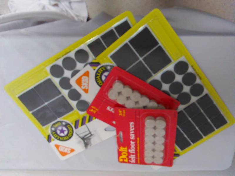 lot 527 image: 28 pc Furniture skids (2) and 24 pc Felt floor saver (2)
