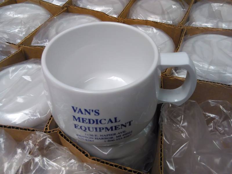 lot 533 image: Melmac SoupCoffee mug with cover that doubles as a coaster (24)