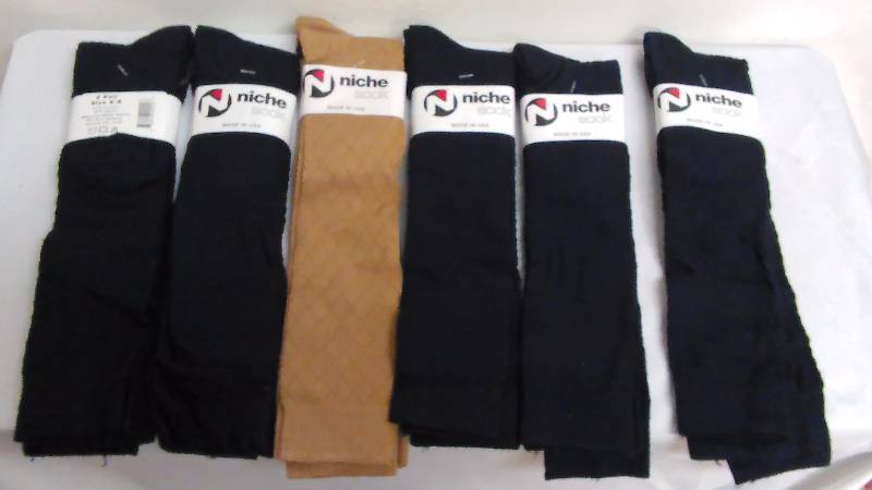 lot 560 image: Womens Socks, Size 6-8, (12)