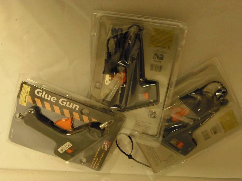 lot 584 image: Mini Glue Guns (3)