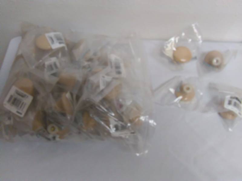lot 522 image: Knobs, Ceramic, Tan  Beige (50) 1 516 Diameter