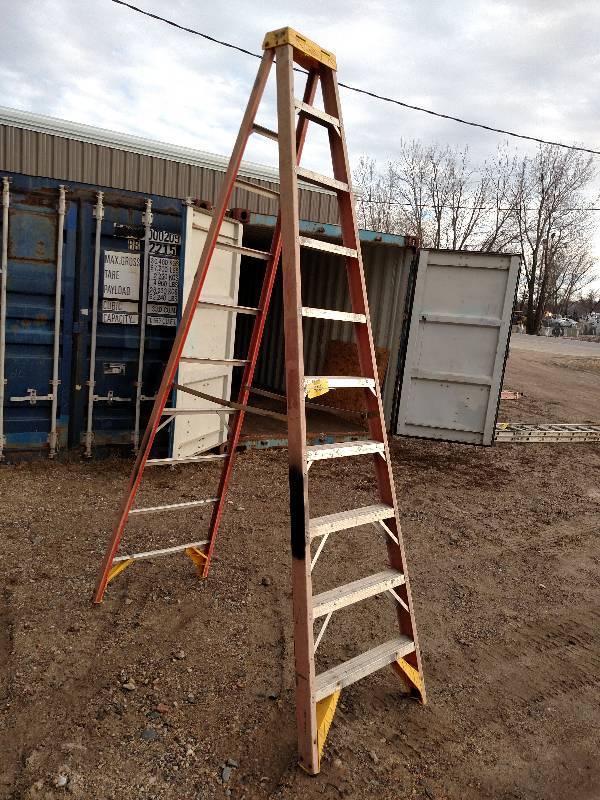 lot 96 image: Werner 10 Fiberglass Step Ladder, ...