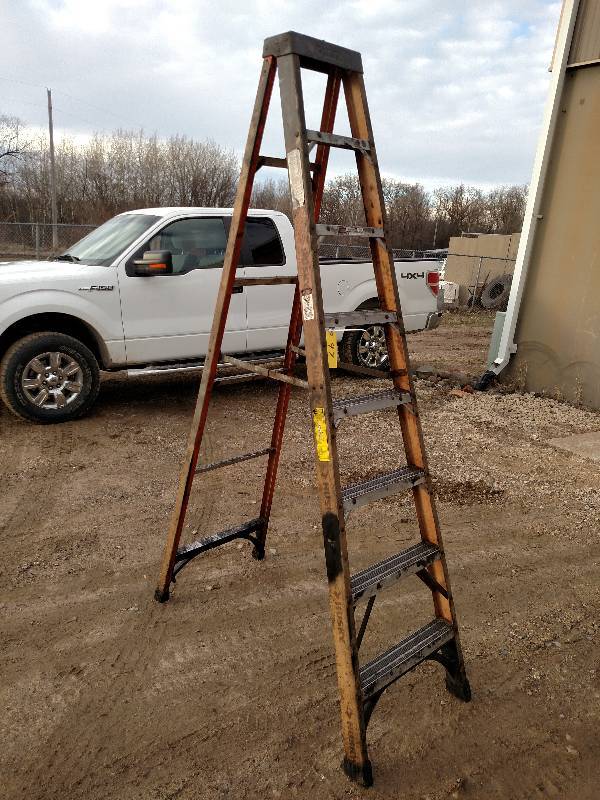 lot 97 image: Husky 8 Fiberglass Step Ladder...