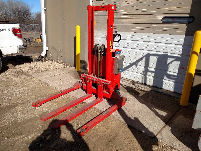 lot 89 image: Interthor 2200 lb. Electric Lift, 2...