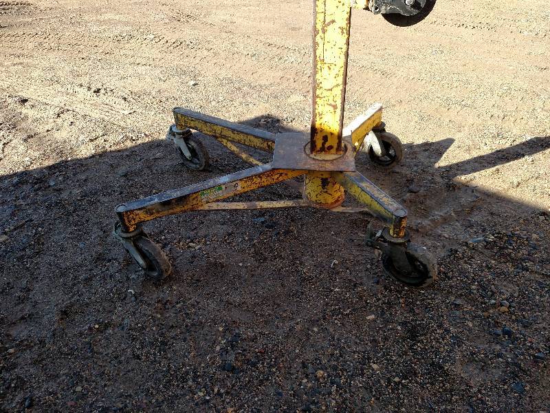 lot 3 image: Sumner Model 2150 Roust-A-Bout Hois...