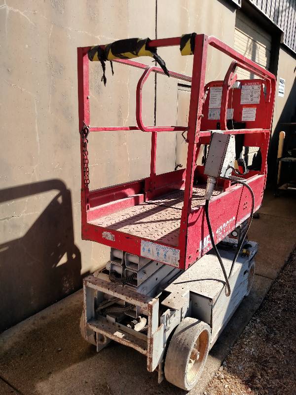 lot 2 image: MEC 1932ES Sissor Lift, 32 x 72 w...