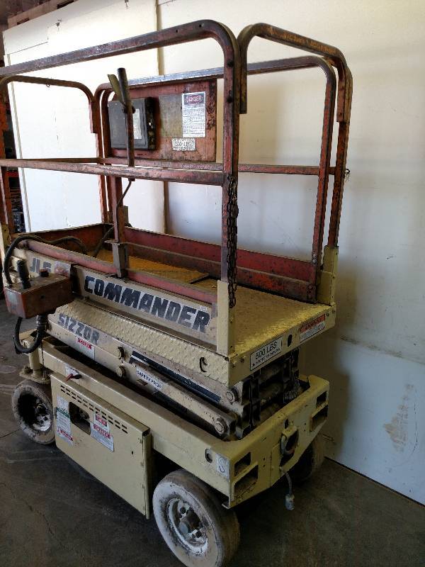 lot 1 image: JLG Commander CM1732 Sizzor Lift, 3...