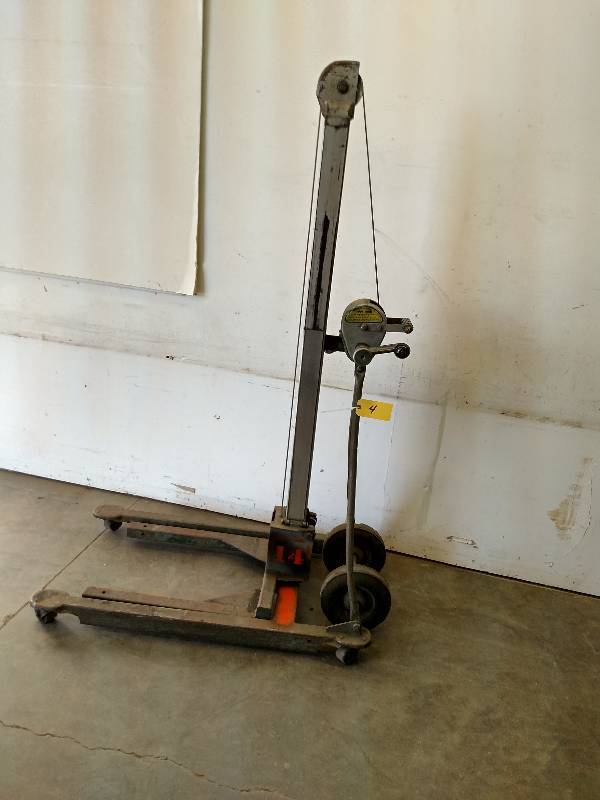 lot 4 image: Vermette 512 Material Lift