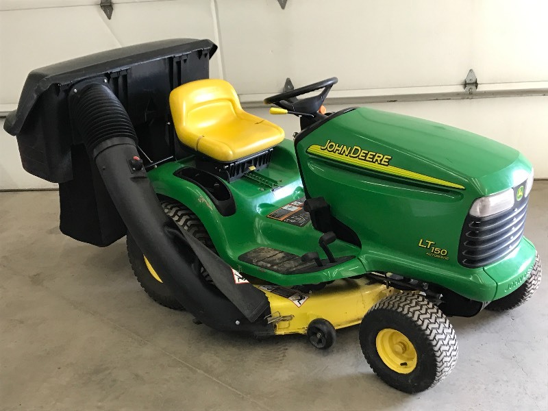 lot 4 image: John Deere LT150 Automatic Lawn Tractor