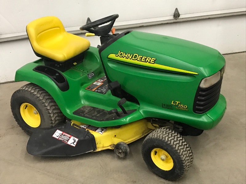 John Deere Lt150 Automatic Lawn Tractor Le John Deere Lawn Tractors K Bid 3190