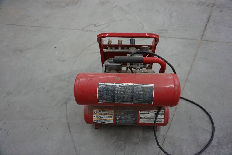lot 18 image: Porter Cable 135 PSI Job Site Air Compressor