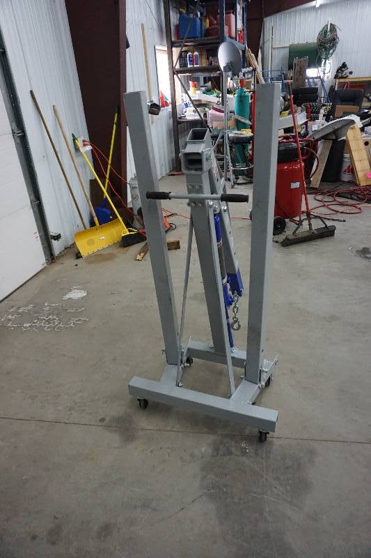 lot 17 image: Duralast 2 Ton Capacity Mobil Engine Hoist
