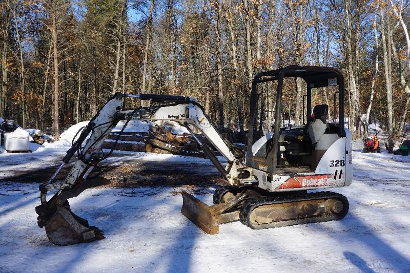 lot 3 image: 2002 Bobcat Model 328 Tracked Mini Excavator