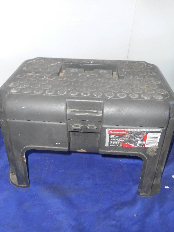 RUBBER MAID STEP AND TOOL BOX