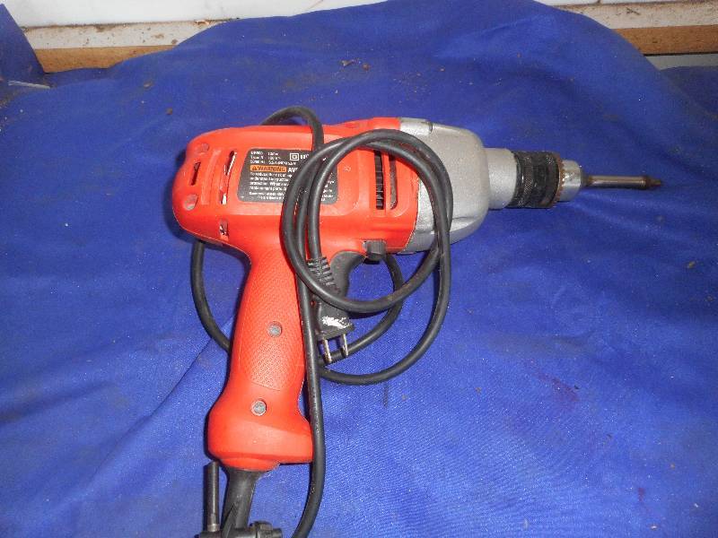BLACK AND DECKER ELECTRIC DRILL