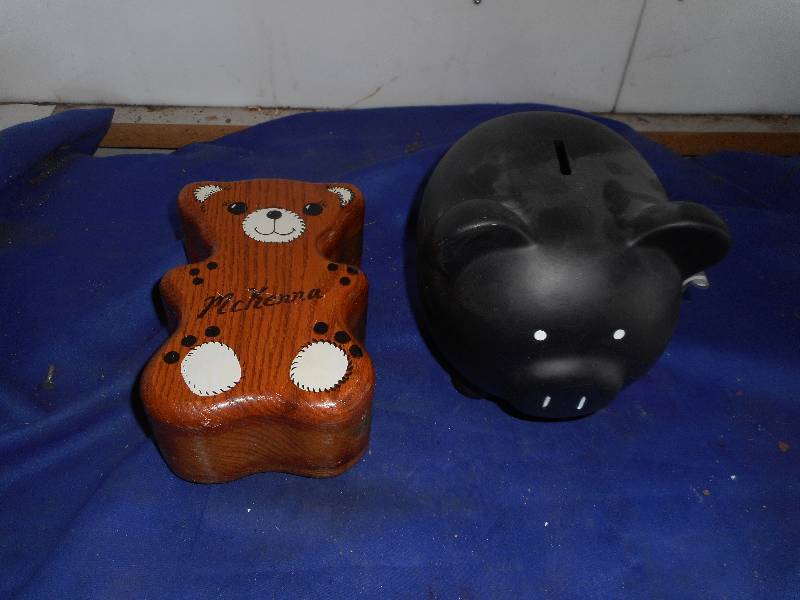 CHALK BOARD PIGGY BANK AND WOODEN PIGGY BANK