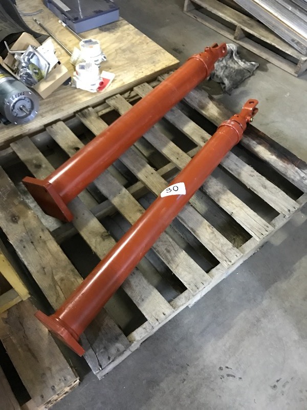 lot 30 image: 2 hydraulic cylinders